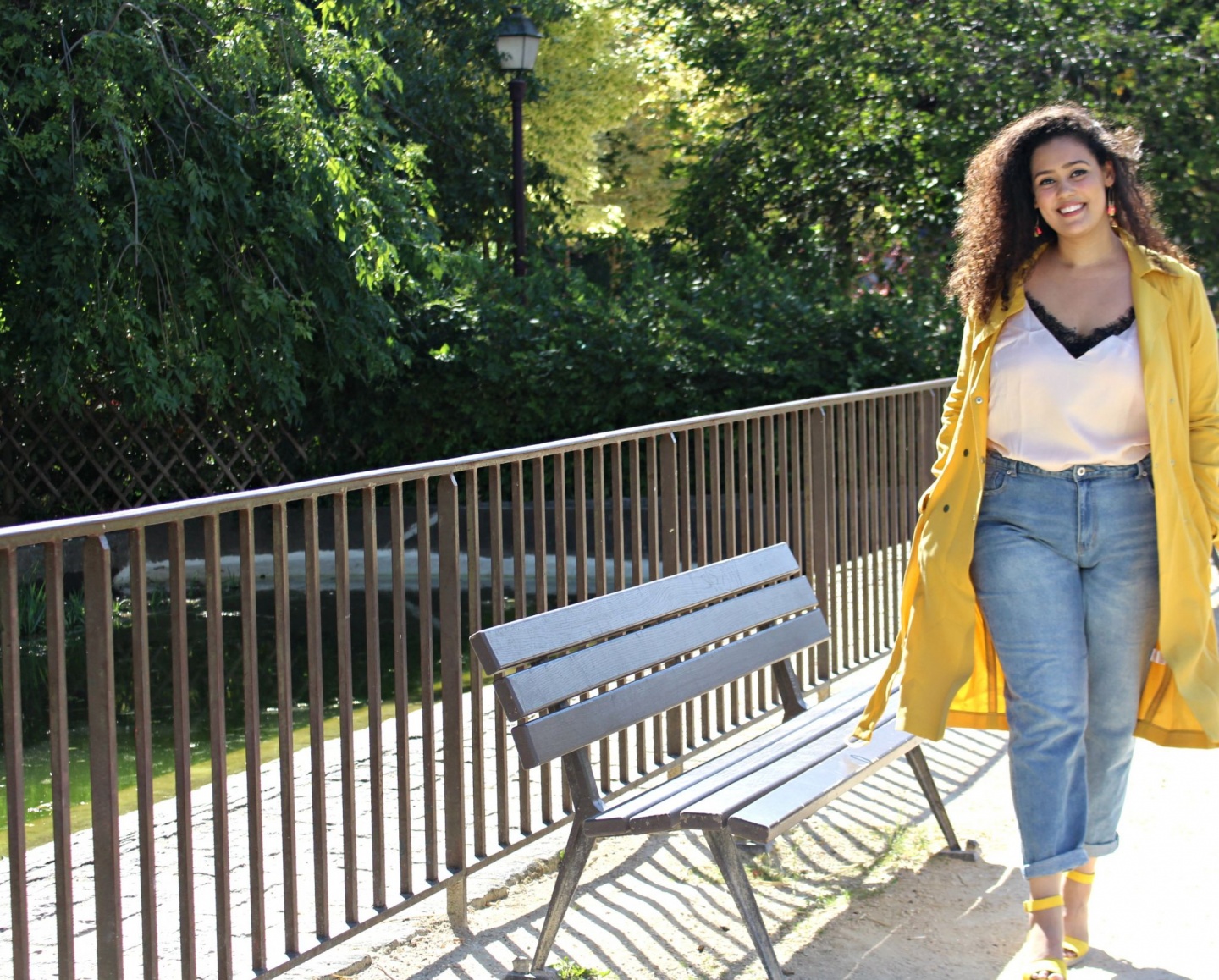 Le trench jaune parfait - Je suis une rebelle blogueuse mode grande taille et lifestyle 